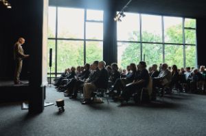 Publikum lauscht einer Rede.