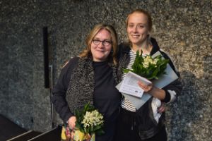 Preisträgerin Carmen Steinert und Jurorin Bettina Stucky posieren mit Blumen und Urkunde