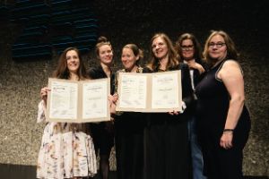 Das Ensemble zeigt seine Theatertreffenurkunde.