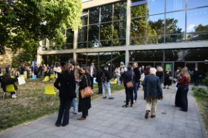 Das Publikum wartet auf Einlass zur Vorstellung vor dem Haus der Berliner Festspiele.