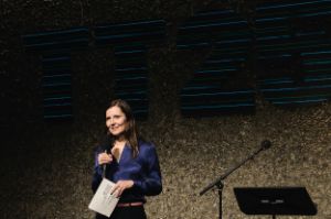 Nora Hertlein-Hull mit Mikrofon