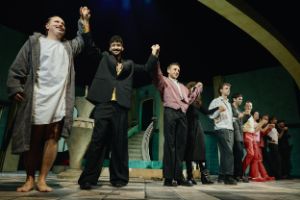 Das Ensemble von „Double Serpent“ nimmt den Applaus entgegen.