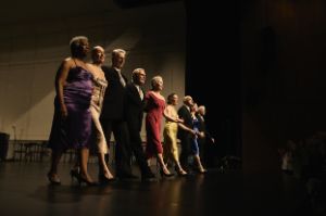 Das Ensemble von „Kontakthof – Echoes of ’78“ nimmt den Applaus entgegen.