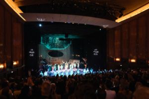 Standing Ovations als sich das Ensemble verbeugt