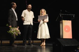 Christopher Rüping bekommt den Theaterpreis überreicht.
