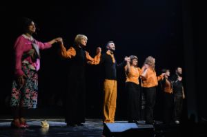Das Ensemble von „Unser Deutschlandmärchen“ nimmt den Applaus entgegen.