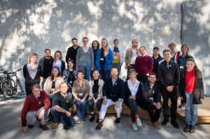 Die Green Ambassadors 2022 sind für ein Gruppenfoto vor dem Haus der Berliner Festspiele versammelt.