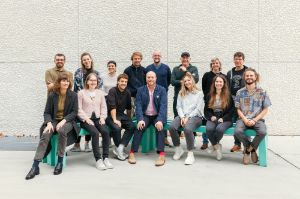 A group portrait of the participants in the autumn workshop "Forum Ecological Sustainability in Theatre" 2023 together with the organisers.