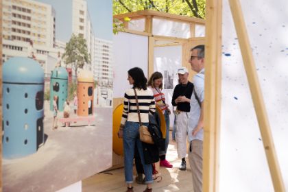 Personen betrachten eine Foto-Ausstellung