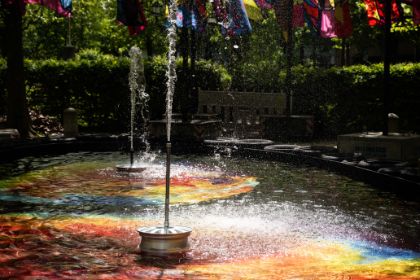 Zwei Fountainen in einem bunten Wasserbecken