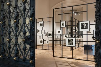 Ein schwarzes Gittersystem präsentiert die Schwarz-Weiß-Fotografien der Fotografin Diane Arbus in den Ausstellungsräumen es Gropius Bau.
