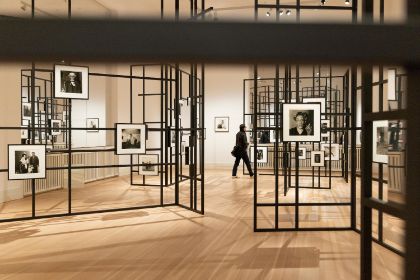 Ein schwarzes Gittersystem präsentiert die Schwarz-Weiß-Fotografien der Fotografin Diane Arbus in den Ausstellungsräumen es Gropius Bau.