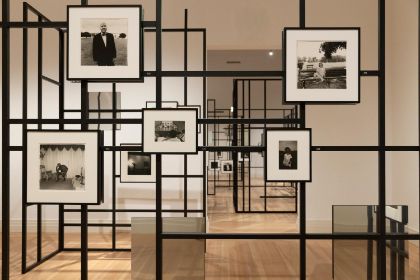 Ein schwarzes Gittersystem präsentiert die Schwarz-Weiß-Fotografien der Fotografin Diane Arbus in den Ausstellungsräumen es Gropius Bau.