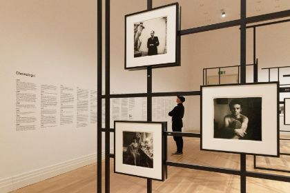 Ein schwarzes Gittersystem präsentiert die Schwarz-Weiß-Fotografien der Fotografin Diane Arbus in den Ausstellungsräumen es Gropius Bau.