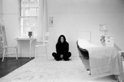 Yoko Ono in ihrer Installation "Half-a-Room", 1967, in der Ausstellung "HALF-A-WIND SHOW", Lisson Gallery, London, 1967.