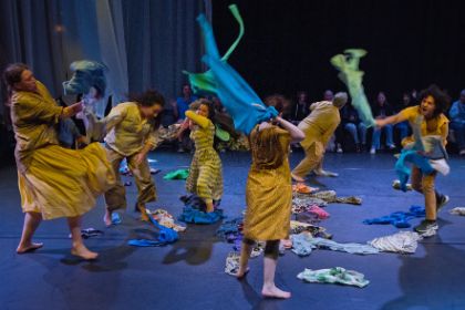 Das Ensemble des Cactus Junges Theater auf der Bühne.